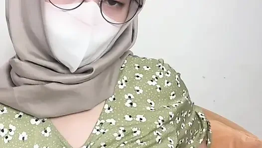 Молодая мама демонстрирует своё идеальное тело