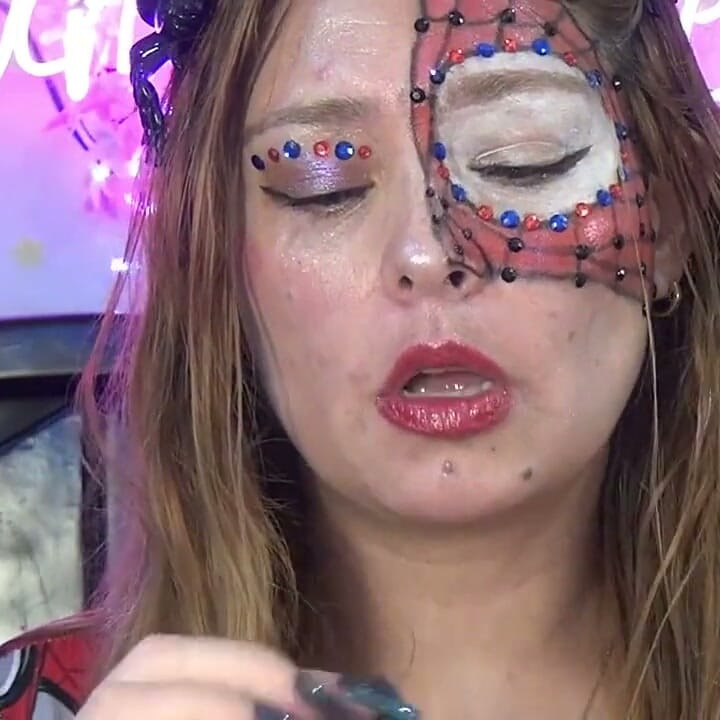 Spider-girl's Extreme Swallowing Challenge! Huge Edible Spiders