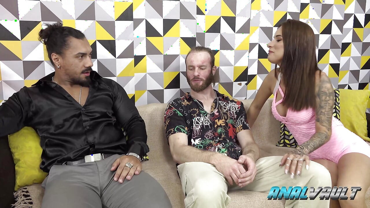 Jenifer Lol ssie oba kutasy, podczas gdy jej mąż pieprzy jej tyłek Ciężko podwójna penetracja gangbang z cyckami ściśnięty mocno.