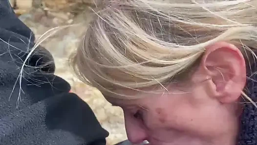 Случайный минет на улице — я быстро кончаю ей в рот, они почти видят нас, рискованный домашний секс