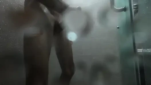 Cowok ini ngentot aku habis-habisan waktu aku lagi mandi