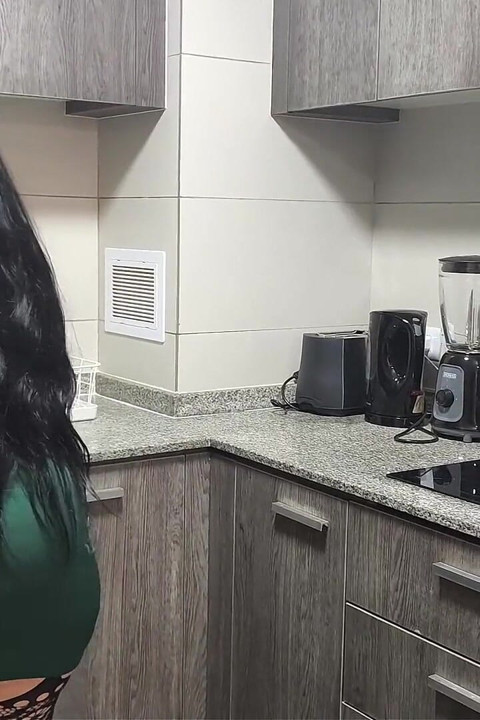 Ibu tiri dan dapurnya yang hot
