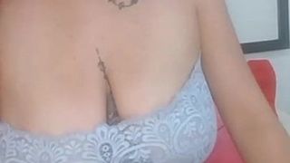 Une belle-mère à gros nichons montre ses seins nus pendant un flux de caméra en direct