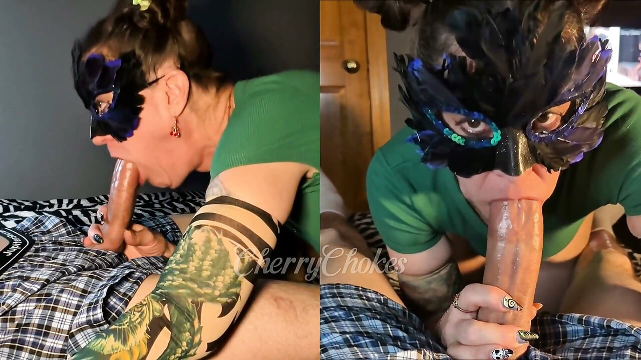 Macecha používá nevlastního syna jako svůj vlastní osobní porno model, aby její deepthroat videa.