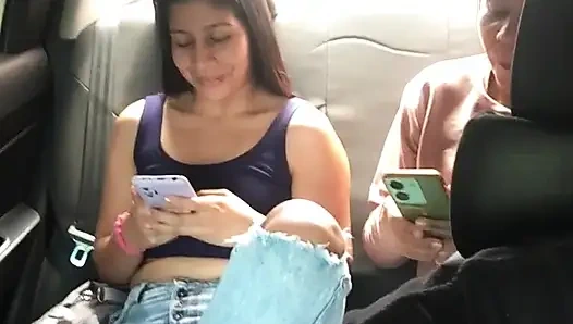 Gadis-gadis dengan orgasme berteriak dengan kegembiraan di uber