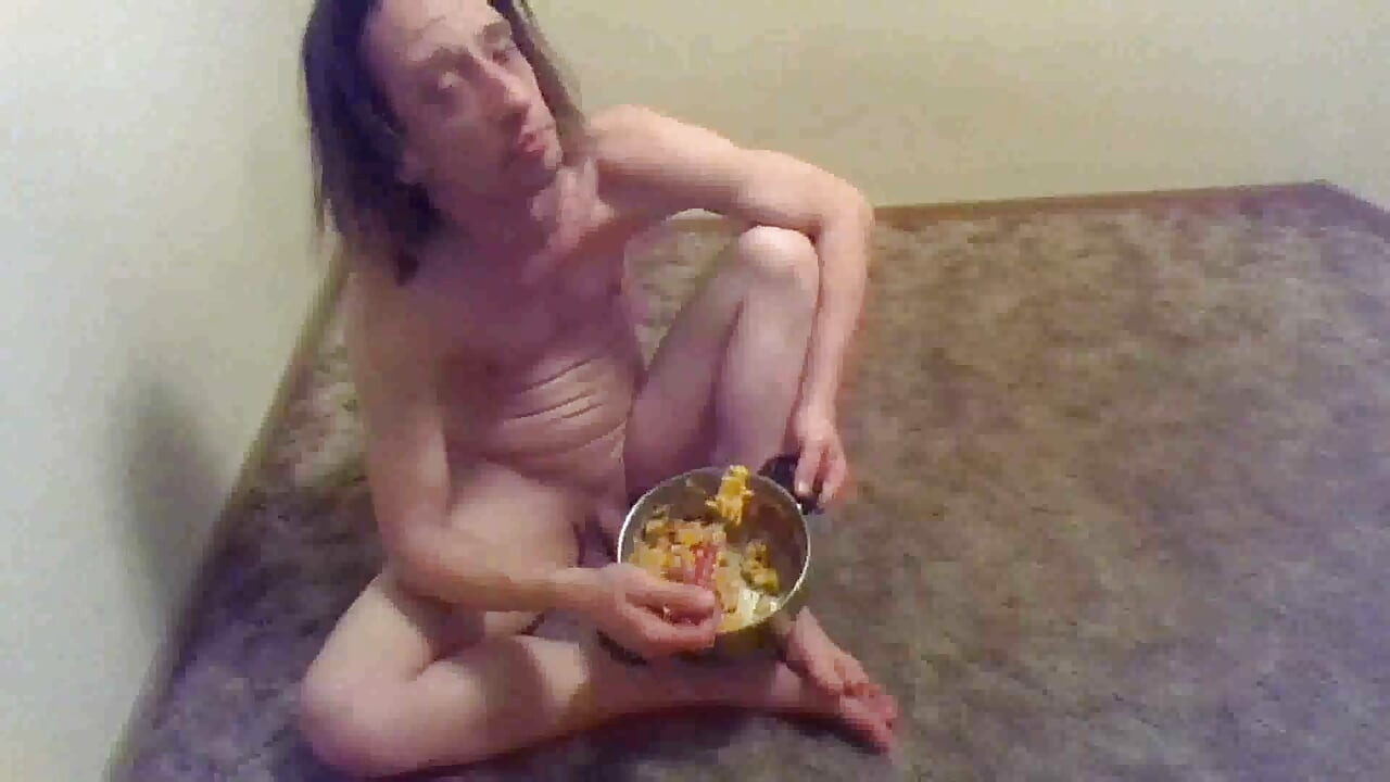 Meer cheesy pasta naakt eten; Butthole solo plaagt en beukt weer