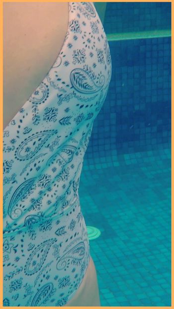 Esposa mostra seus peitos na piscina do hotel