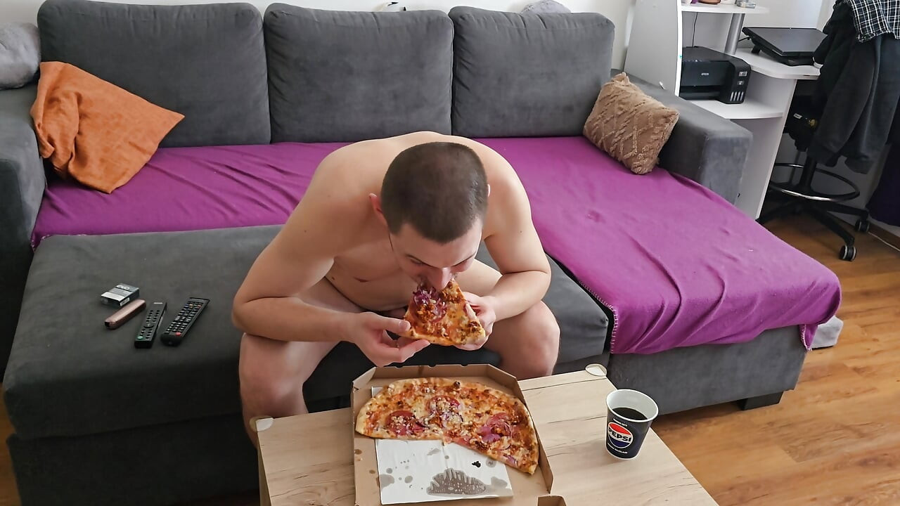 Makan pizza dan nonton TV bugil total