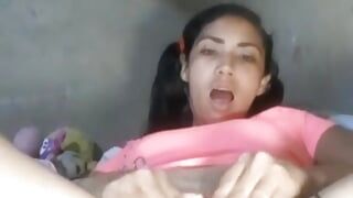 Hermosa jovencita se masturba con sus juguetes hasta correrse y mojar la cama