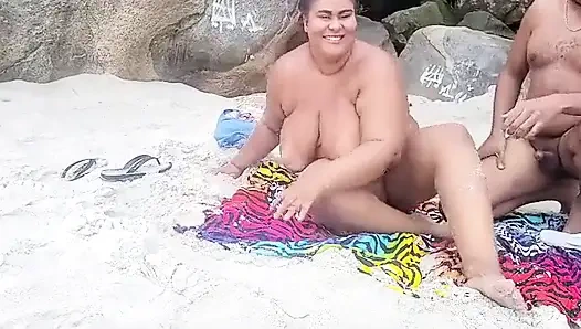 Они застукали меня за сексом на пляже и наблюдали, это было вкусно.