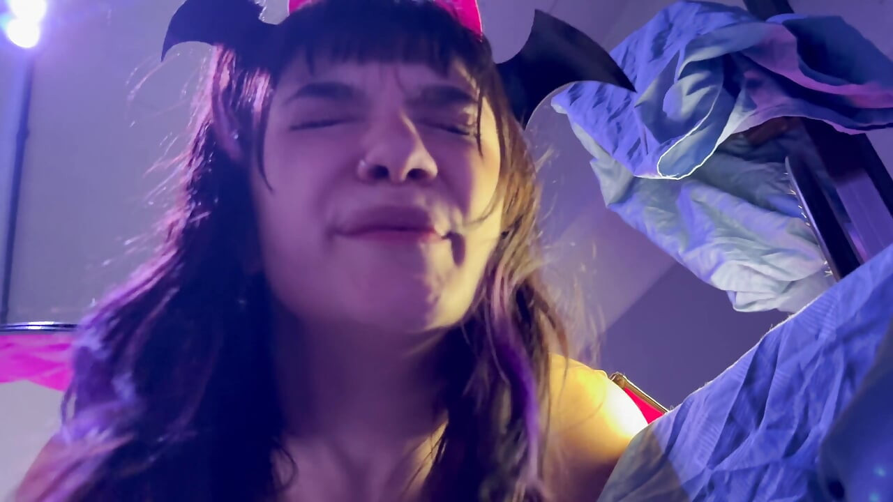 Succubus domme trêu chọc khi đi giày cao gót / khạc nhổ và xuất tinh cho tôi