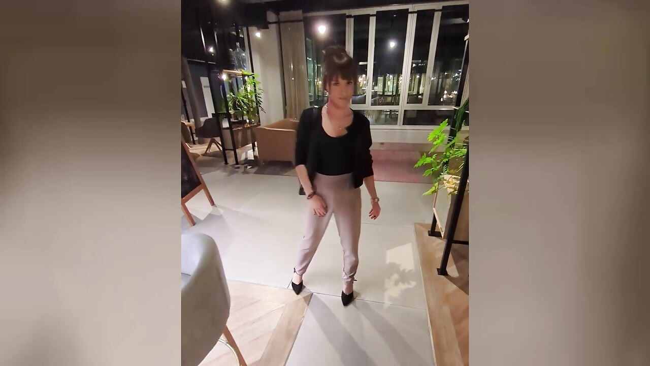 Tranny làm tình thô bạo với người lạ! Chàng trai đụ cô ấy lần đầu tiên, sau đó cô ấy đụ anh ta!