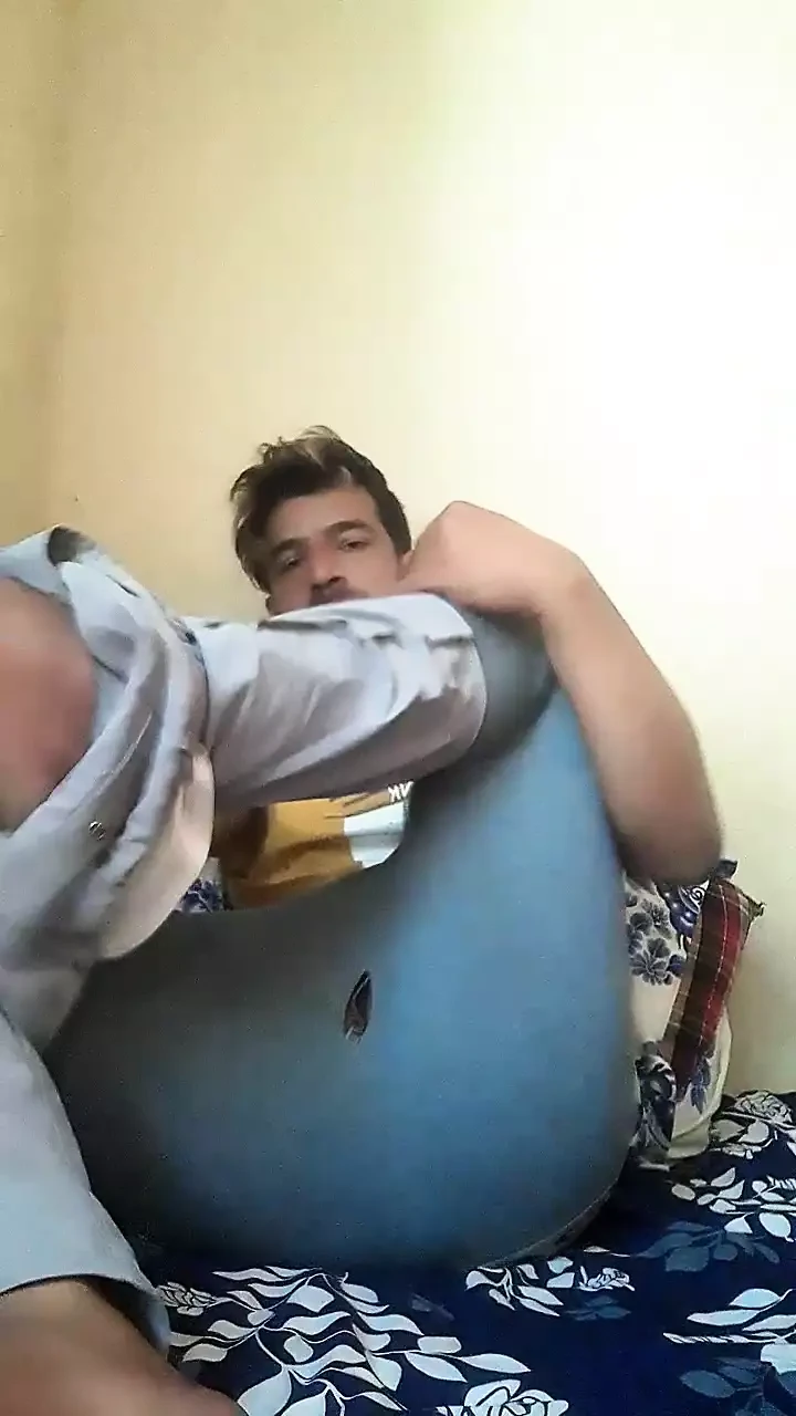 Ragazzo asiatico che si spoglia