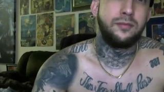 Un fusto tatuato si masturba e sborra