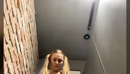 Fingering lubang pantatnya - close up. Masturbasi. Duduk di kamera