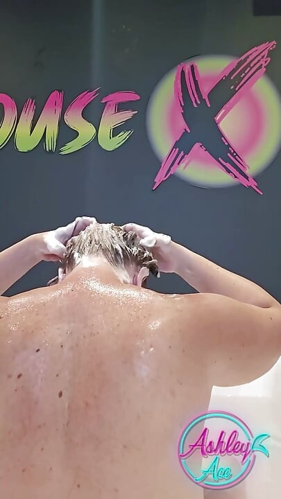 Ashley Convierte Su Lavado De Pelo De Baño En Un Juego De Juguete