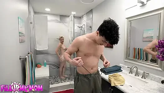 Isi ibuku - ibu tiri yang lapar dientot habis-habisan di kamar mandi