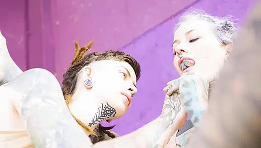 Pantat bahenol gadis bertato ini dijilat dan di-anal untuk pertama kali