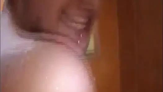 Halka açık sauna kulübünde prezervatifsiz grup seks
