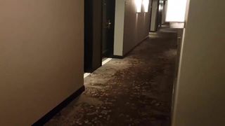 Francesa asiática mixta chupa en el pasillo del hotel (56 &#39;&#39;)