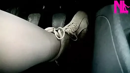 Mengemudi dan memompa pedal dengan sepatu bot rata suede soft