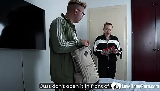 Stiefbruder sah mich beim masturbieren, also fickte ich ihn