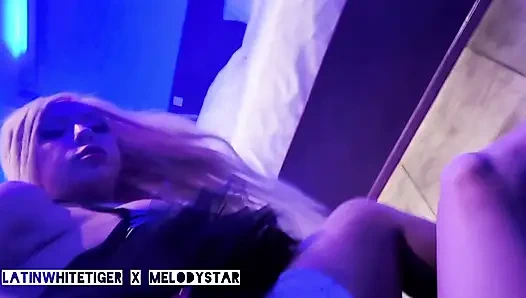 Vollbusige blonde tussi-schlampe tief in den hals und ficken im hotelzimmer