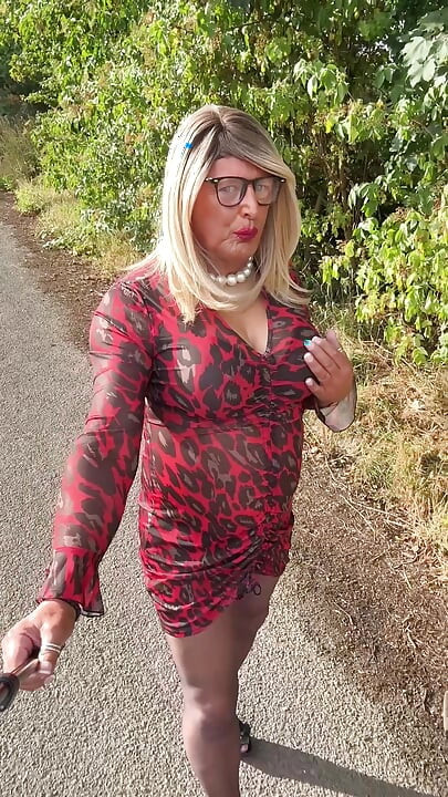 Sexy Crossdresser kellycd2022 enjoying an afternoon drive a little pit stop break