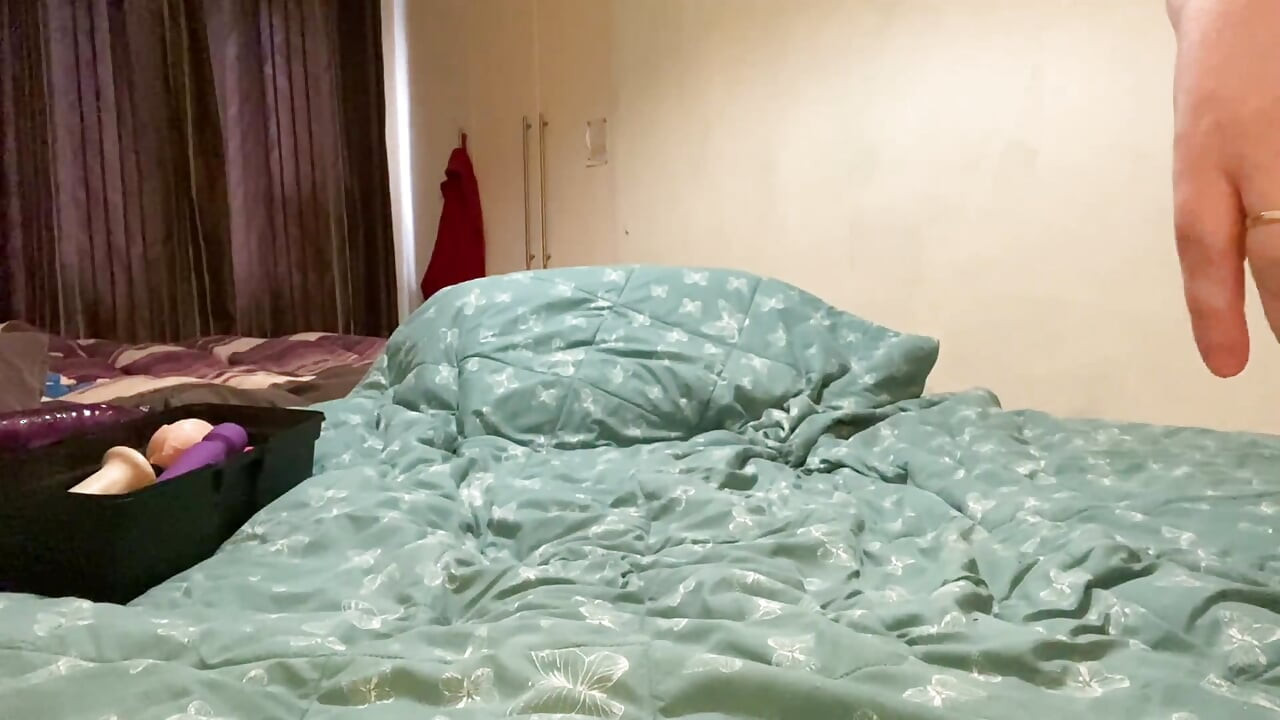 totalmente pelada em casa sozinha aproveitando um tempo relaxante sozinha saindo do banho buceta lisinha depilada das sobrancelhas pra baixo