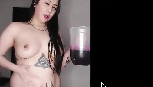 Perut terlalu penuh cairan (perut montok) cewek semok ini lagi asik merokok