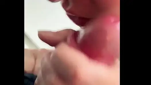 Мадам Х умирает, чтобы пососать член, но ей тоже нравится сосать киску, вот, член появляется для нее, чтобы пососать очень вкусное!