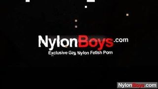 Homo masturbeert in een nylon panty