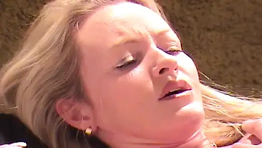 Ateşli sarışın sürtük dolu yarak ve birkaç oyuncakla oynamanın tadını çıkarıyor