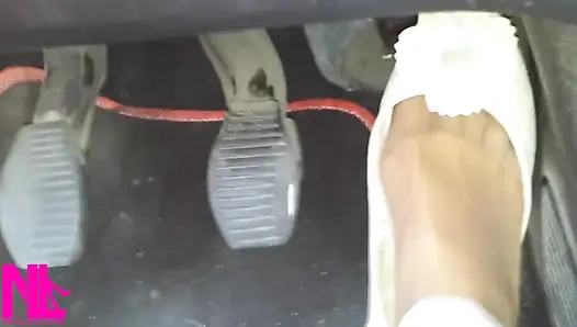 Pedalpumpen und fahren auf der Autobahn in weichen abgenutzten Wohnungen und Nylonsocken