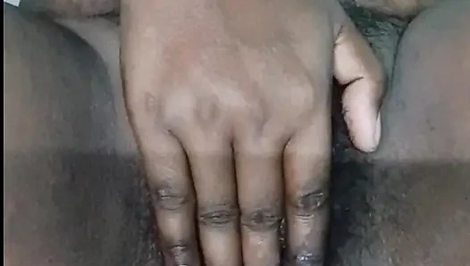 Hintli üvey anne tam nide pissy parmaklıyor ve memelerinde süt gösteriyor