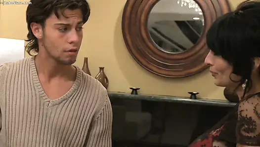 Topuklu hatun yüzüne büyük bir boşalmanın tadını çıkarıyor