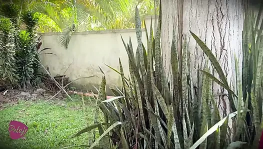 Cewek kerudung mungil rambut merah ini dientot habis-habisan sama serigala nakal di hutan