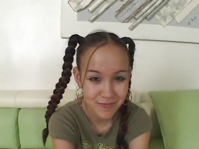 Όμορφη νεαρή Ασιάτισσα με σιδεράκια και κοτσιδάκια ρουφάει πούτσο pov στυλ