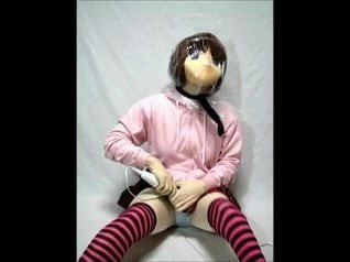 Kigurumi devojka u igri za disanje koristi vibrator