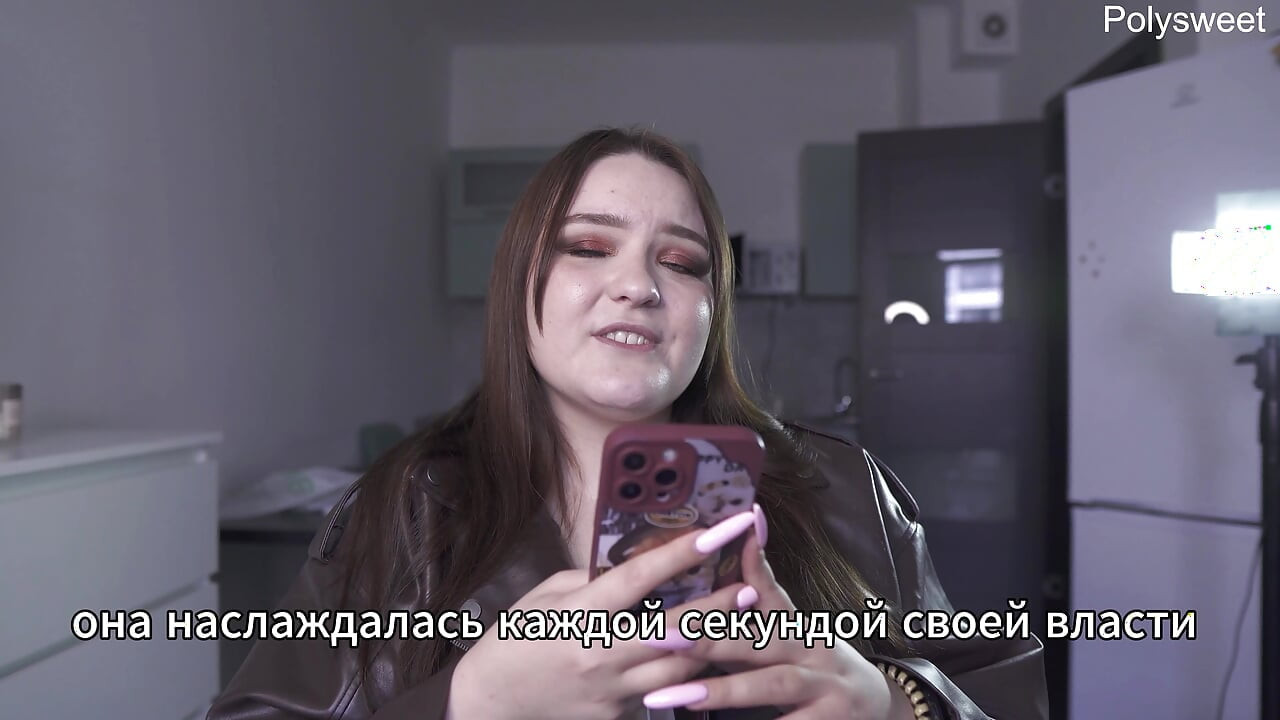 Historia porno - ella estaba desnuda jugando con el vendedor mientras los clientes pasaban de largo (ruso, dominatrix ligera, desnuda en público)
