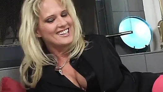 Büyük memeli sarışın orta yaşlı seksi kadın amcık sikişiyor büyük klasik yarak emiyor