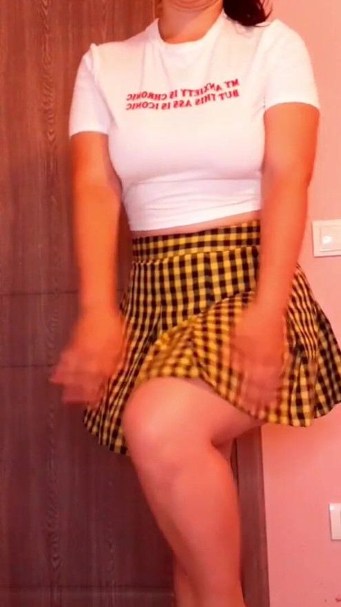 PAWG school girl dancing and farting | Clip 1