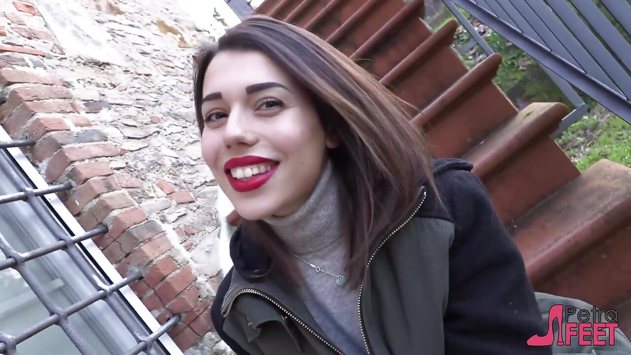 Ao ar livre fumando nas escadas com doce Petra