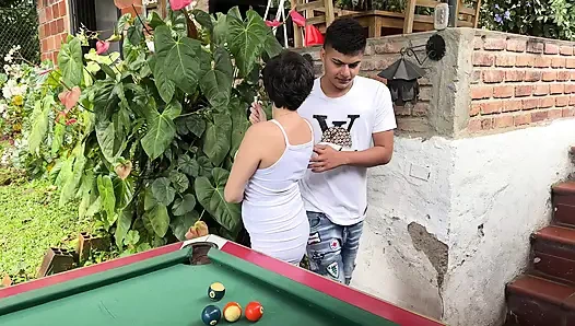 Ich erkläre meiner sexy latina-stiefschweder, wie man pool spielt, als Vorwand, um sie am ende zu