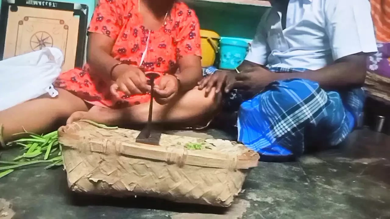 Tamil aunty vigitabl cutting stepuncle boobs pressing