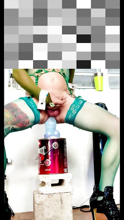 可爱的人妖假阳具在户外骑乘, 旁边有内裤