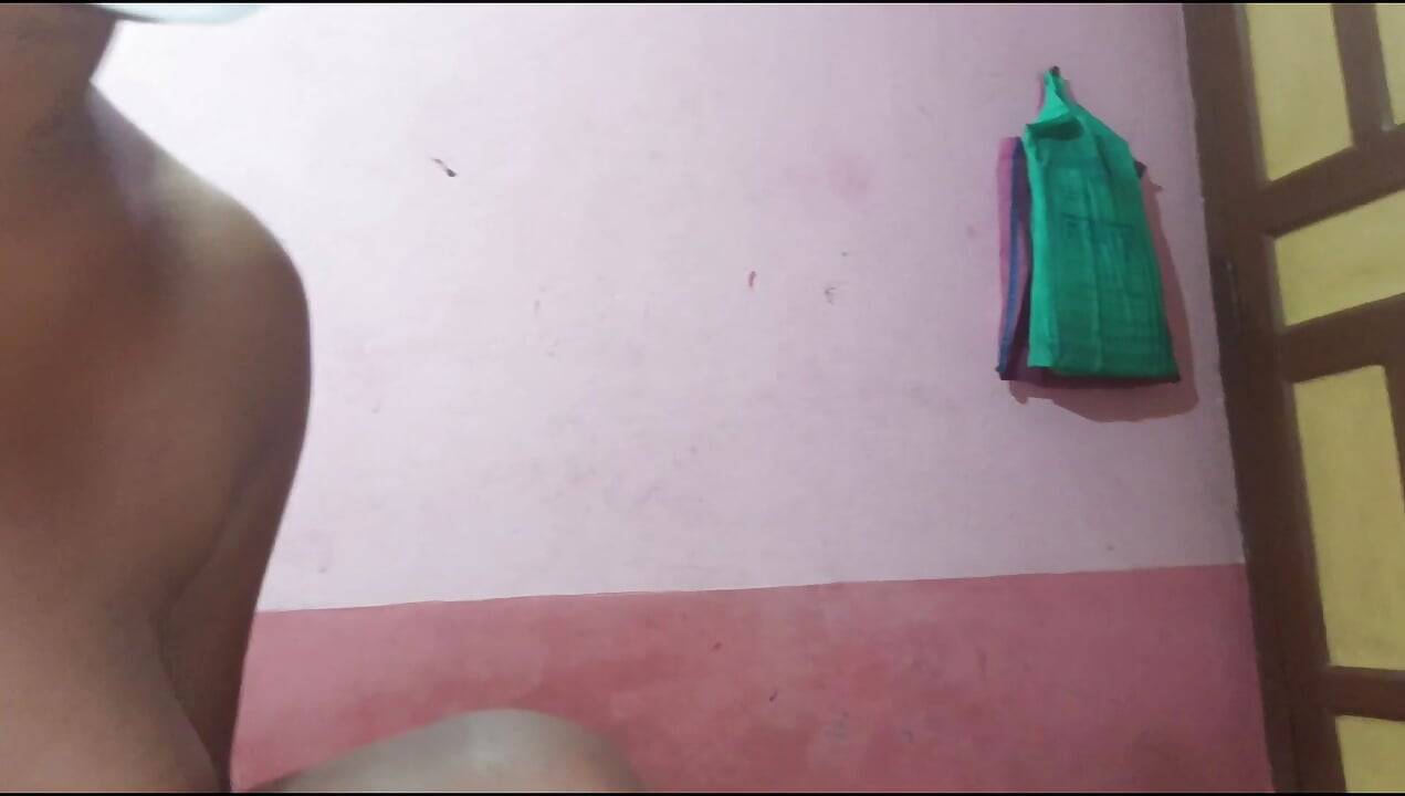 Riya face sex incitant cu iubitul ei în propria casă, pe la spate.