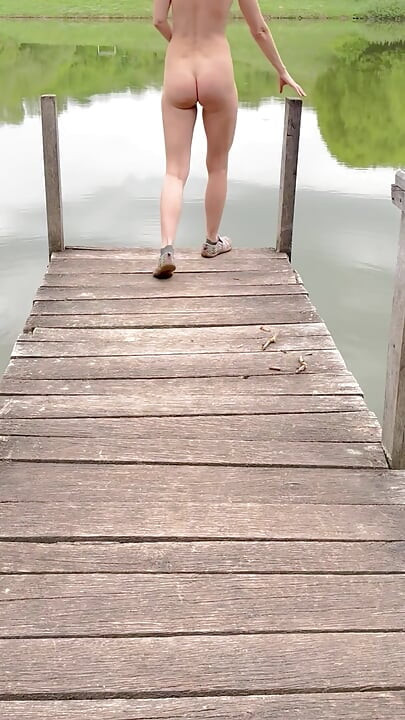 森林裡的裸體女孩