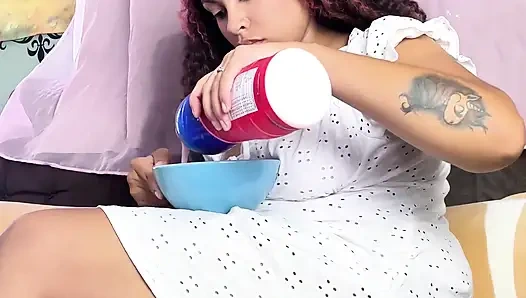 Kanepede osuruyor cerals yiyor ve tombul kız televizyon izlerken durmadan yırtıyor