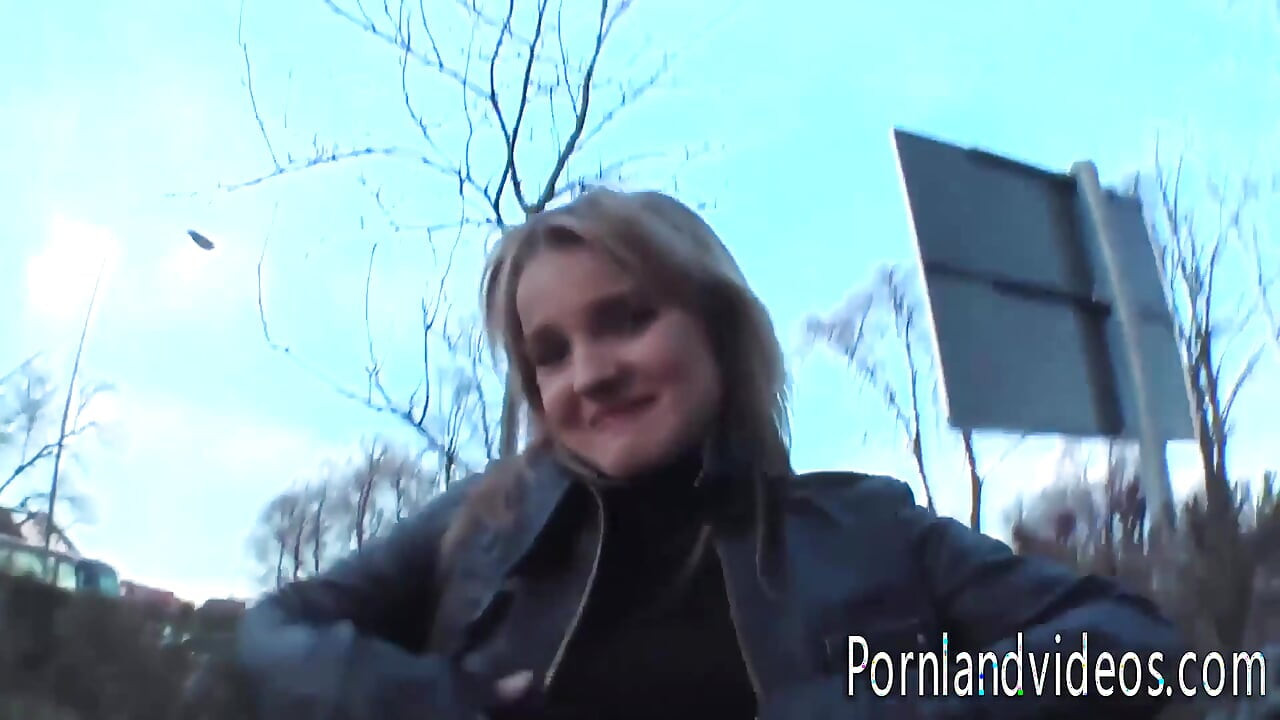 Ajánlat a szőke tini Carinának egy szólóra dildóval